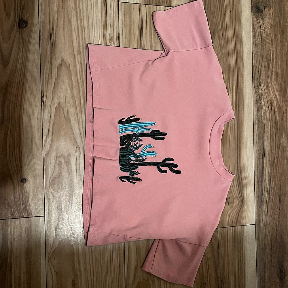 Pretty stretchy comfy crop top with design